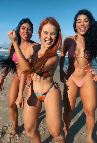 Sexy Mirela Janis enseña escote con Bikini en la playa