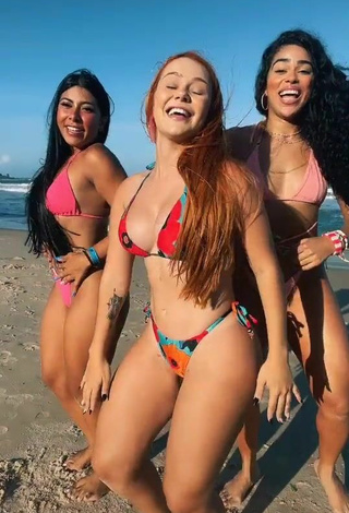 3. Sexy Mirela Janis Enseña Escote Con Bikini En La Playa