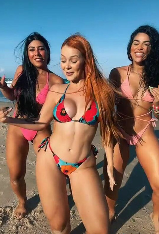 4. Sexy Mirela Janis Enseña Escote Con Bikini En La Playa