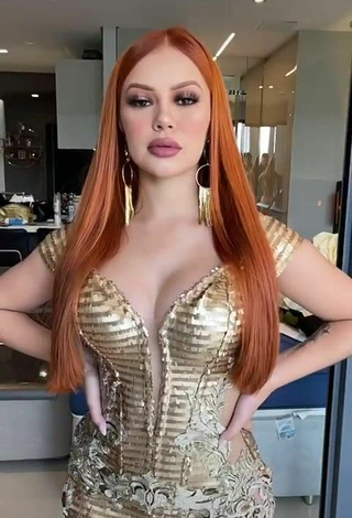 Caliente Mirela Janis enseña escote con Vestido Dorado