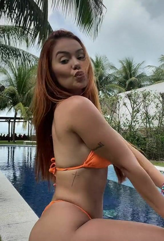 5. Bonita Mirela Janis Con Bikini Naranja En La Piscina