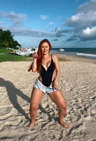 Sexy Mirela Janis con Traje de Baño Negro en la playa mientras hace twerking