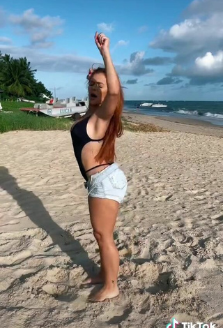 3. Sexy Mirela Janis Con Traje De Baño Negro En La Playa Mientras Hace Twerking