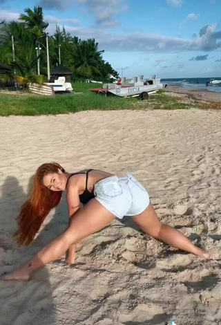 4. Sexy Mirela Janis Con Traje De Baño Negro En La Playa Mientras Hace Twerking