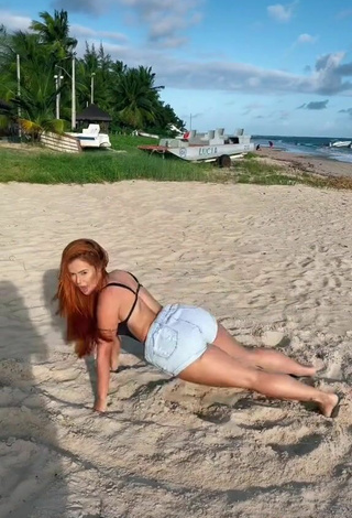 5. Sexy Mirela Janis Con Traje De Baño Negro En La Playa Mientras Hace Twerking