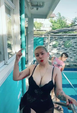 Hermosa Toni Fowler enseña escote con Vestido Negro en la piscina