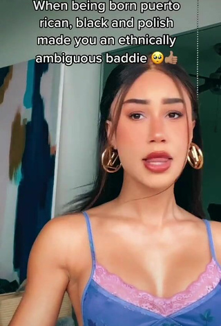 Sexy Eva Gutowski enseña escote con Top