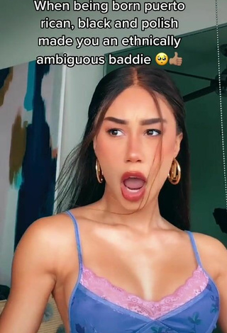 2. Sexy Eva Gutowski Enseña Escote Con Top