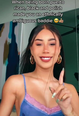 5. Sexy Eva Gutowski Enseña Escote Con Top