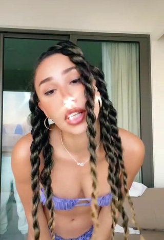 4. Caliente Eva Gutowski Enseña Escote Con Bikini Morado