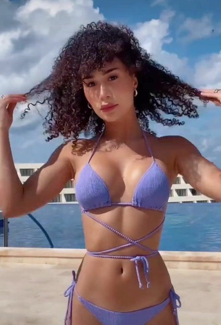 Más caliente Eva Gutowski con Bikini Morado en la piscina