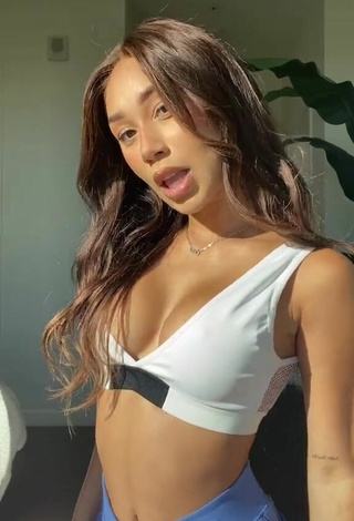 Sexy Eva Gutowski enseña escote con Sujetador Deportivo Blanco