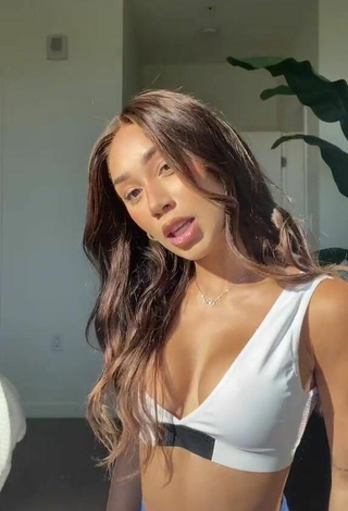 2. Sexy Eva Gutowski Enseña Escote Con Sujetador Deportivo Blanco