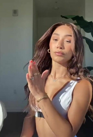 3. Sexy Eva Gutowski Enseña Escote Con Sujetador Deportivo Blanco