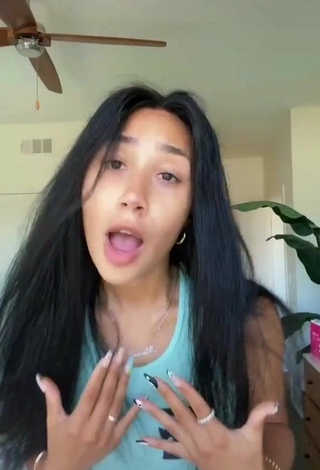 2. Sexy Eva Gutowski Enseña Escote Con Top Corto