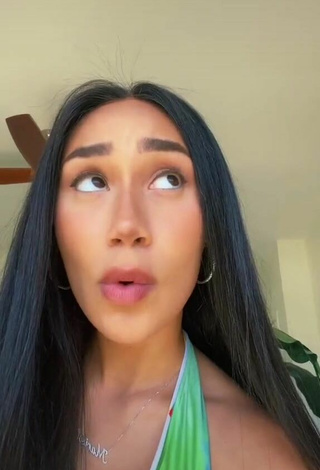 Caliente Eva Gutowski enseña escote con Top Corto