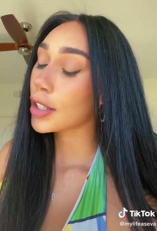 2. Caliente Eva Gutowski Enseña Escote Con Top Corto