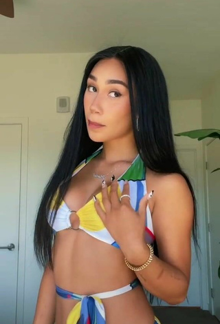 4. Caliente Eva Gutowski Enseña Escote Con Top Corto