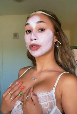 Sexy Eva Gutowski enseña escote con Sujetador Blanco