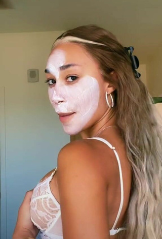 3. Sexy Eva Gutowski Enseña Escote Con Sujetador Blanco