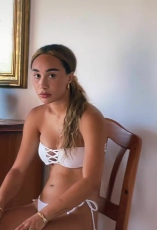 4. Bonita Eva Gutowski Enseña Escote Con Bikini Blanco