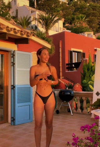 3. Sexy Eva Gutowski Enseña El Culo En El Balcón