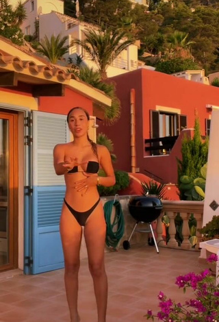 4. Sexy Eva Gutowski Enseña El Culo En El Balcón