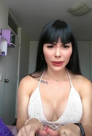 Caliente Natalia enseña escote con Top Corto Blanco