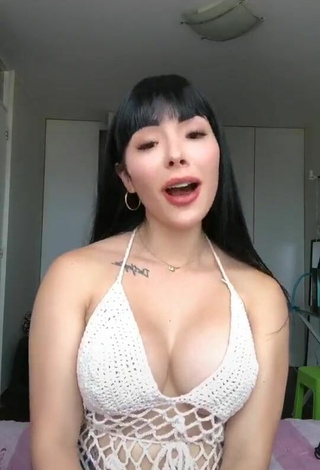 Belleza Natalia enseña escote con Top Corto Blanco