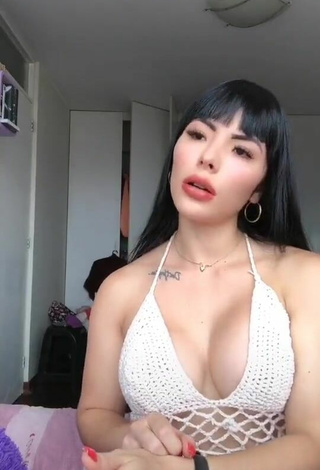 Sexy Natalia enseña escote con Top Bombacho Blanco