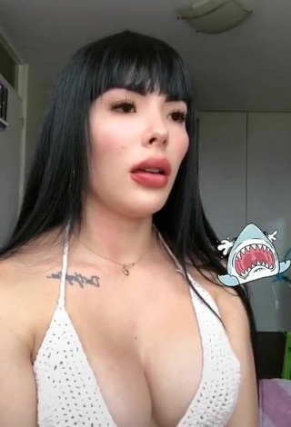 Atractiva Natalia enseña escote con Provocativos Top Corto Blanco