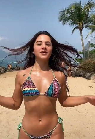 5. Nathalia Valente Enseña Guapísima Bikini En La Playa