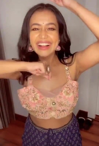 2. Sexy Neha Kakkar Con Top Corto Floral