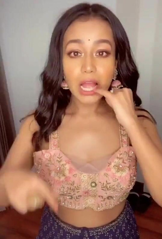 3. Sexy Neha Kakkar Con Top Corto Floral