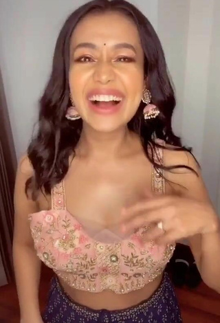 4. Sexy Neha Kakkar Con Top Corto Floral