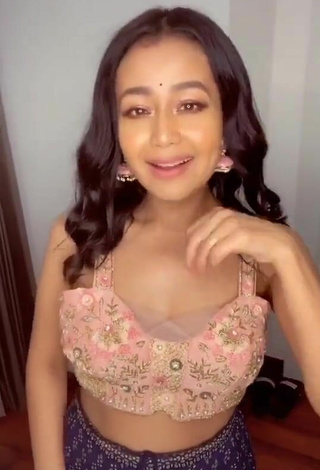 5. Sexy Neha Kakkar Con Top Corto Floral