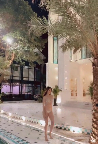 Caliente Ngoc Trinh enseña escote con Bikini en la piscina