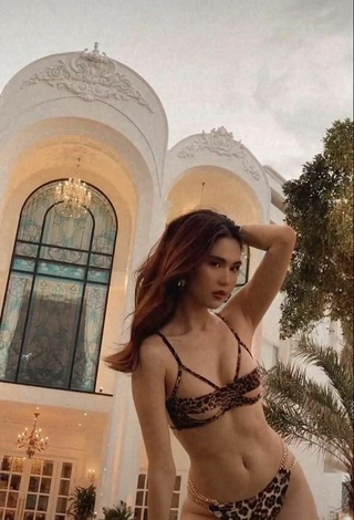 3. Sexy Ngoc Trinh Con Bikini Leopardo En La Piscina