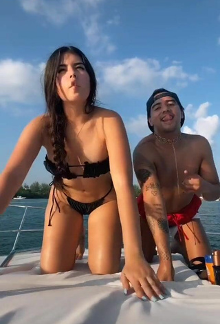 Bonita Nicole García con Bikini Negro en un barco