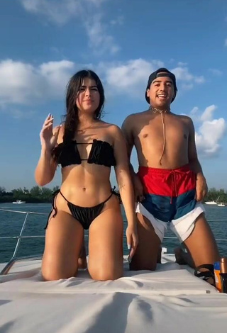 2. Bonita Nicole García Con Bikini Negro En Un Barco