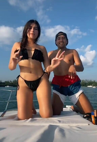 3. Bonita Nicole García Con Bikini Negro En Un Barco