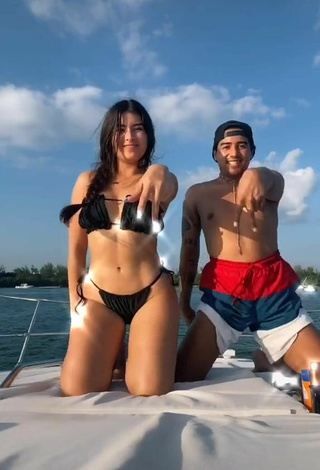 4. Bonita Nicole García Con Bikini Negro En Un Barco