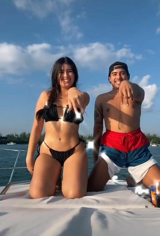 5. Bonita Nicole García Con Bikini Negro En Un Barco