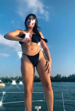 5. Atractiva Nicole García Con Seductores Bikini Negro En Un Barco