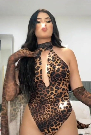 Sexy Nicole García con Traje de Baño Leopardo