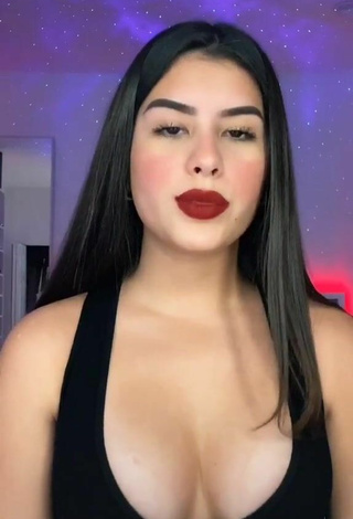 Caliente Nicole García enseña escote con Top Negro