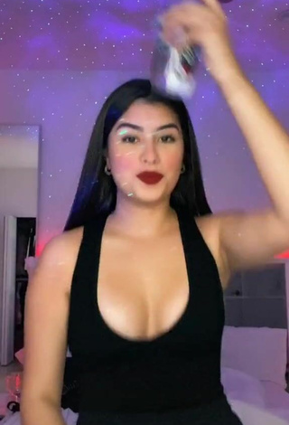 Sexy Nicole García enseña escote con Top Negro