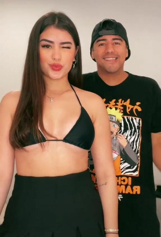 Hermosa Nicole García con Sujetador de Bikini