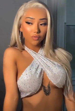 2. Sexy Nikita Dragun Con Top Corto Blanco