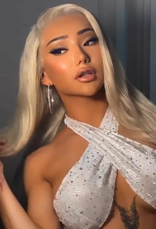 3. Sexy Nikita Dragun Con Top Corto Blanco